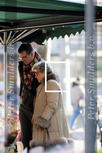 Amsterdam 7 februari 2020
Hansje Boonstra doet samen met haar zoon booddschappen in een biro karretje