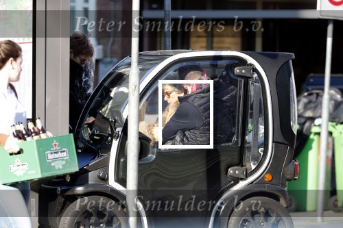 Amsterdam 7 februari 2020
Hansje Boonstra doet samen met haar zoon booddschappen in een biro karretje