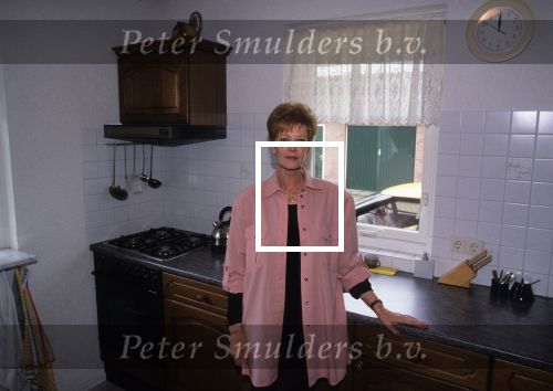 7 Mei 1999
Hermien Timmerman bij haar nieuwe huis waar zij alleen gaat wonen na de scheiding van Gert Timmerman