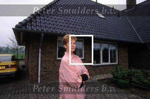 7 Mei 1999
Hermien Timmerman bij haar nieuwe huis waar zij alleen gaat wonen na de scheiding van Gert Timmerman
