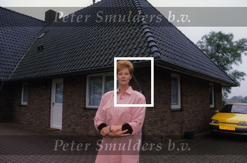 7 Mei 1999
Hermien Timmerman bij haar nieuwe huis waar zij alleen gaat wonen na de scheiding van Gert Timmerman