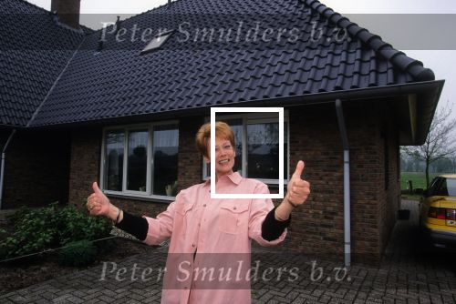 7 Mei 1999
Hermien Timmerman bij haar nieuwe huis waar zij alleen gaat wonen na de scheiding van Gert Timmerman