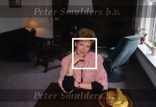 7 Mei 1999
Hermien Timmerman bij haar nieuwe huis waar zij alleen gaat wonen na de scheiding van Gert Timmerman
