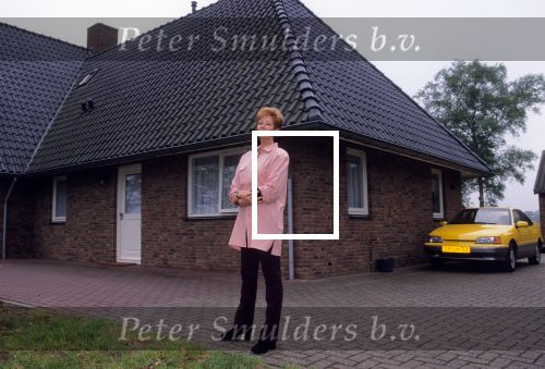 7 Mei 1999
Hermien Timmerman bij haar nieuwe huis waar zij alleen gaat wonen na de scheiding van Gert Timmerman
