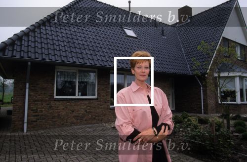 7 Mei 1999
Hermien Timmerman bij haar nieuwe huis waar zij alleen gaat wonen na de scheiding van Gert Timmerman