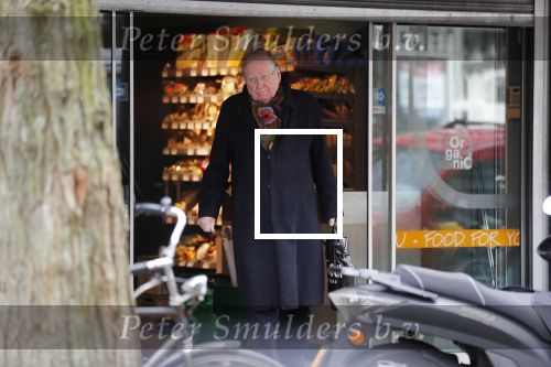 Amsterdam 12 maart 2020
Huub Oosterhuis doet boodschappen op de cornelis schuytstraat