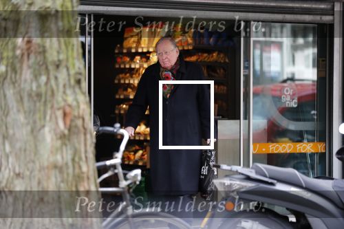 Amsterdam 12 maart 2020
Huub Oosterhuis doet boodschappen op de cornelis schuytstraat