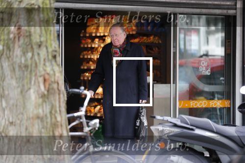 Amsterdam 12 maart 2020
Huub Oosterhuis doet boodschappen op de cornelis schuytstraat