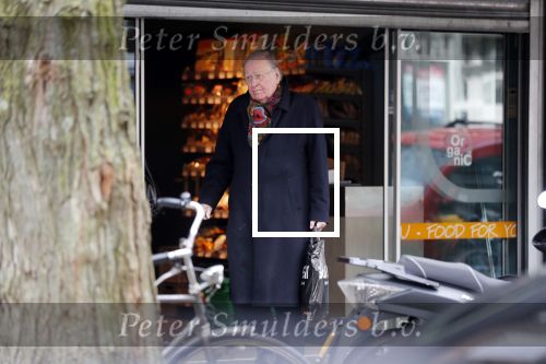 Amsterdam 12 maart 2020
Huub Oosterhuis doet boodschappen op de cornelis schuytstraat