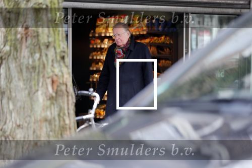 Amsterdam 12 maart 2020
Huub Oosterhuis doet boodschappen op de cornelis schuytstraat