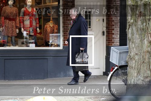 Amsterdam 12 maart 2020
Huub Oosterhuis doet boodschappen op de cornelis schuytstraat