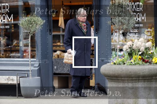 Amsterdam 12 maart 2020
Huub Oosterhuis doet boodschappen op de cornelis schuytstraat