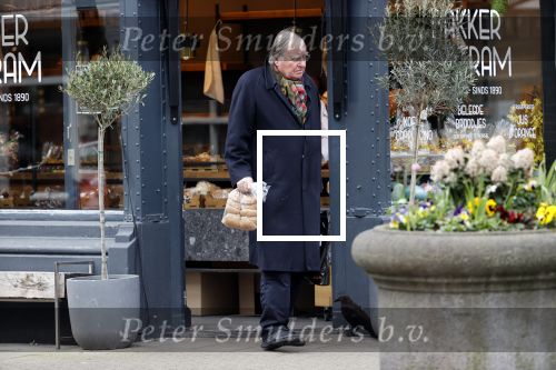 Amsterdam 12 maart 2020
Huub Oosterhuis doet boodschappen op de cornelis schuytstraat