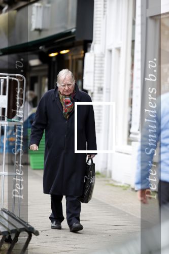 Amsterdam 12 maart 2020
Huub Oosterhuis doet boodschappen op de cornelis schuytstraat