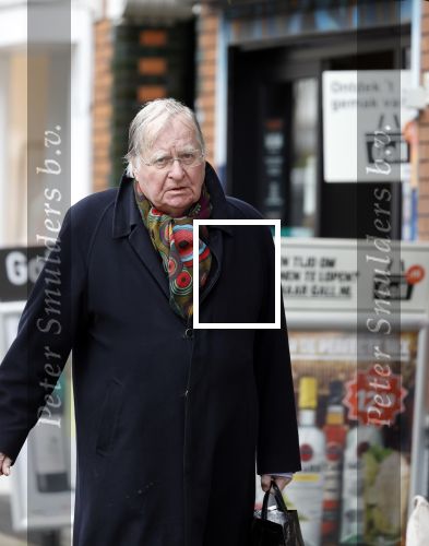 Amsterdam 12 maart 2020
Huub Oosterhuis doet boodschappen op de cornelis schuytstraat