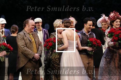 Rotterdam 8 maart 2020
Premiere Hello Dolly in nieuwe Luxor met in de hoofdrollen Simone Kleinsma en Paul de Leeuw . Iris v d Ende brengt de bloemen