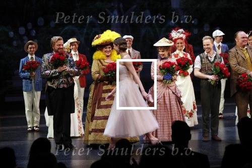 Rotterdam 8 maart 2020
Premiere Hello Dolly in nieuwe Luxor met in de hoofdrollen Simone Kleinsma en Paul de Leeuw . Iris v d Ende brengt de bloemen