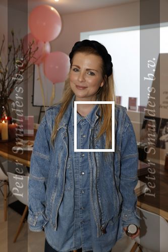 Bussum 3 maart 2020
Opening nieuwe pand en boekpresentatie van Vivian Reijs. Wendy v Dijk ontvangt het eerste boek . Jennifer Ewbank met een vriendin
