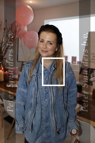 Bussum 3 maart 2020
Opening nieuwe pand en boekpresentatie van Vivian Reijs. Wendy v Dijk ontvangt het eerste boek . Jennifer Ewbank met een vriendin