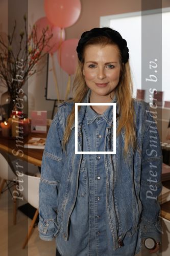 Bussum 3 maart 2020
Opening nieuwe pand en boekpresentatie van Vivian Reijs. Wendy v Dijk ontvangt het eerste boek . Jennifer Ewbank met een vriendin