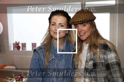 Bussum 3 maart 2020
Opening nieuwe pand en boekpresentatie van Vivian Reijs. Wendy v Dijk ontvangt het eerste boek . Jennifer Ewbank met een vriendin