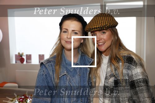 Bussum 3 maart 2020
Opening nieuwe pand en boekpresentatie van Vivian Reijs. Wendy v Dijk ontvangt het eerste boek . Jennifer Ewbank met een vriendin