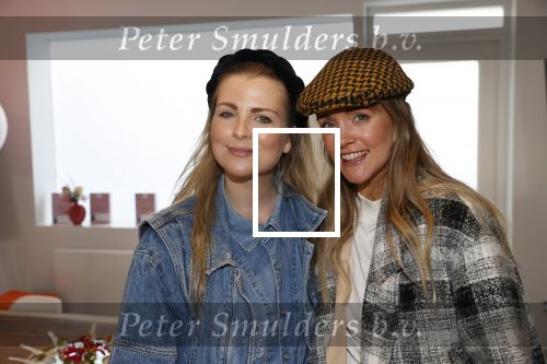 Bussum 3 maart 2020
Opening nieuwe pand en boekpresentatie van Vivian Reijs. Wendy v Dijk ontvangt het eerste boek . Jennifer Ewbank met een vriendin