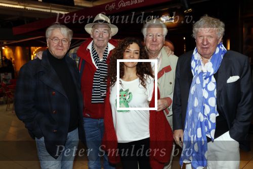 Schiphol 4 februari 2020
Katja Schuurman Peter Faber Willibrord Frequin Gerard Cox en Barrie Stevens vertrekkenb vanaf schiphol naar Suriname voor de opnames van het RTL4 programma Beter laat dan ooit.
