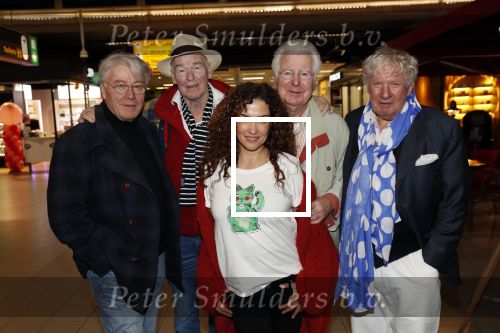 Schiphol 4 februari 2020
Katja Schuurman Peter Faber Willibrord Frequin Gerard Cox en Barrie Stevens vertrekkenb vanaf schiphol naar Suriname voor de opnames van het RTL4 programma Beter laat dan ooit.