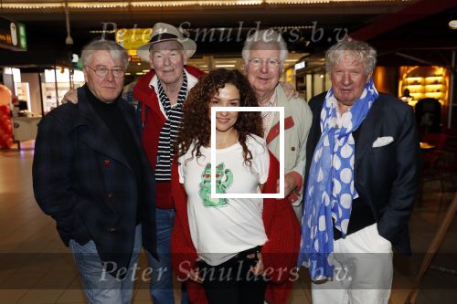 Schiphol 4 februari 2020
Katja Schuurman Peter Faber Willibrord Frequin Gerard Cox en Barrie Stevens vertrekkenb vanaf schiphol naar Suriname voor de opnames van het RTL4 programma Beter laat dan ooit.