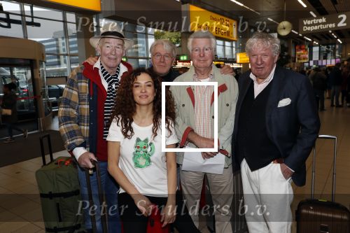 Schiphol 4 februari 2020
Katja Schuurman Peter Faber Willibrord Frequin Gerard Cox en Barrie Stevens vertrekkenb vanaf schiphol naar Suriname voor de opnames van het RTL4 programma Beter laat dan ooit.