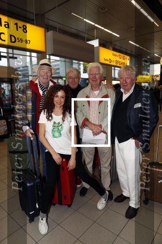 Schiphol 4 februari 2020
Katja Schuurman Peter Faber Willibrord Frequin Gerard Cox en Barrie Stevens vertrekkenb vanaf schiphol naar Suriname voor de opnames van het RTL4 programma Beter laat dan ooit.