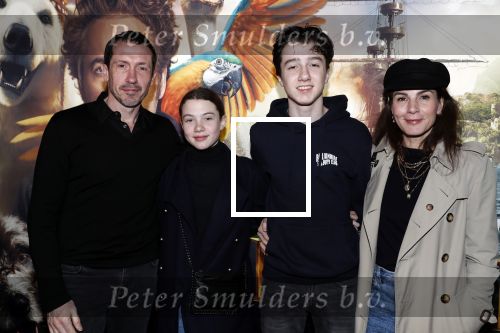 Amsterdam 12 januari 2020
Premiere Dolittle in pathe Arena. Jacob Derwig met kinderen en zijn vrouw Kim v Kooten