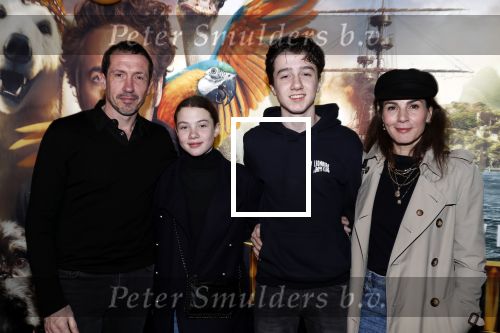 Amsterdam 12 januari 2020
Premiere Dolittle in pathe Arena. Jacob Derwig met kinderen en zijn vrouw Kim v Kooten