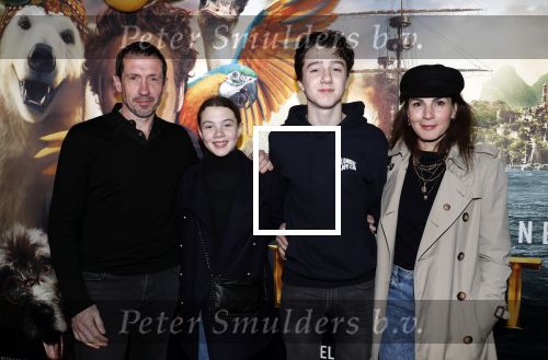 Amsterdam 12 januari 2020
Premiere Dolittle in pathe Arena. Jacob Derwig met kinderen en zijn vrouw Kim v Kooten