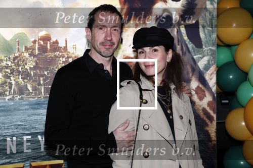 Amsterdam 12 januari 2020
Premiere Dolittle in pathe Arena. Jacob Derwig met kinderen en zijn vrouw Kim v Kooten