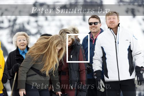 Lech 25 februari 2020
Fotouurtje Koninklijke familie. Aanwezig Koning Willem Alexander Koningin Maxima Prinses Amalia Alexia Ariane Prinses Beatrix Prins Constantijn Prinses laurentien Gravin Eloise Graaf Claus Casimir en Gravin Leonore .