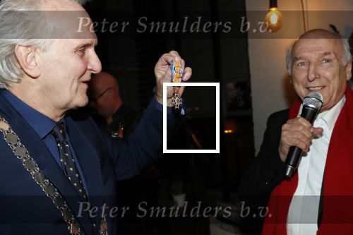 Hilversum 5 januari 2020
Peter Koelewijn krijgt een lintje van Burgemeester Pieter Broertjes.
Event vond plaats in de wisseloord studios.