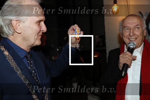 Hilversum 5 januari 2020
Peter Koelewijn krijgt een lintje van Burgemeester Pieter Broertjes.
Event vond plaats in de wisseloord studios.