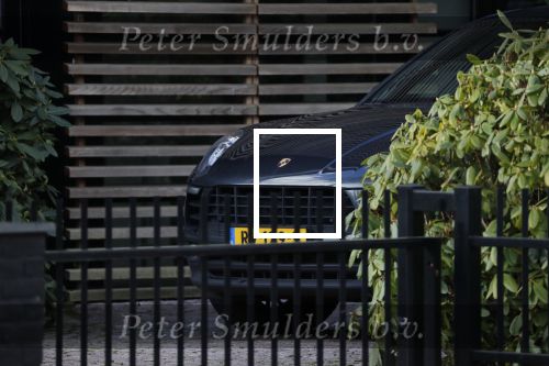 Blaricum 18 januari 2020
Marco Borsato vertrekt in zijn porsche panamera bij zijn huis. de auto van Leontine Borsato