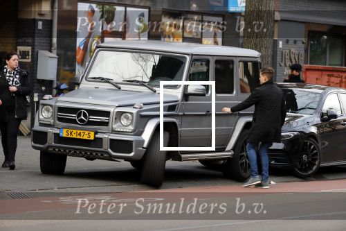 Amsterdam 3 februari 2020
Lil Kleine stapt in zijn mercedes G klasse