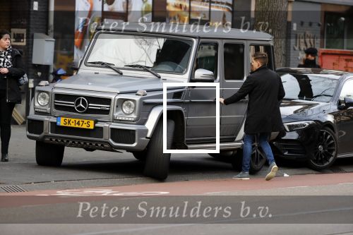 Amsterdam 3 februari 2020
Lil Kleine stapt in zijn mercedes G klasse