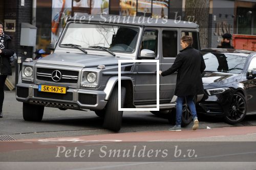 Amsterdam 3 februari 2020
Lil Kleine stapt in zijn mercedes G klasse