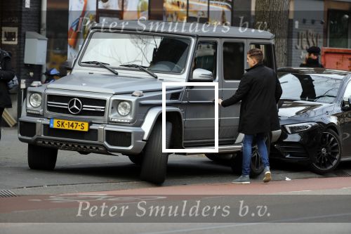 Amsterdam 3 februari 2020
Lil Kleine stapt in zijn mercedes G klasse