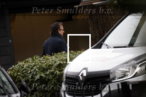 Blaricum 14 februari 2020
Marco Borsato met rode rozen bij zijn huis . Het is valentijnsdag. Er lopen meerdere werklui rond bij de villa van Marco en leontien