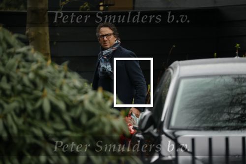 Blaricum 14 februari 2020
Marco Borsato met rode rozen bij zijn huis . Het is valentijnsdag. Er lopen meerdere werklui rond bij de villa van Marco en leontien