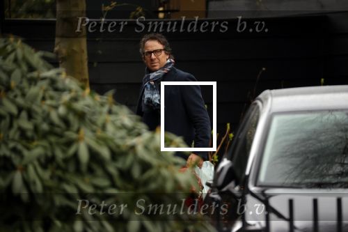 Blaricum 14 februari 2020
Marco Borsato met rode rozen bij zijn huis . Het is valentijnsdag. Er lopen meerdere werklui rond bij de villa van Marco en leontien