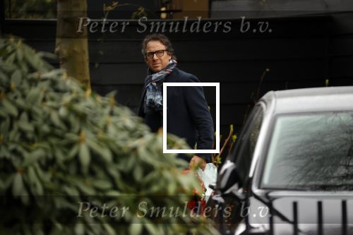 Blaricum 14 februari 2020
Marco Borsato met rode rozen bij zijn huis . Het is valentijnsdag. Er lopen meerdere werklui rond bij de villa van Marco en leontien