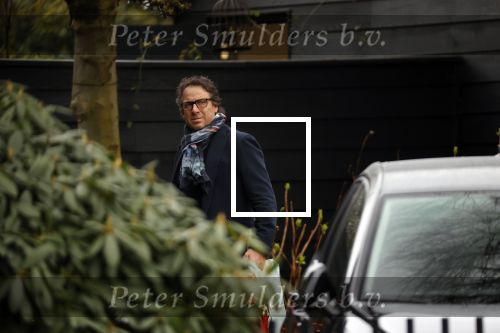 Blaricum 14 februari 2020
Marco Borsato met rode rozen bij zijn huis . Het is valentijnsdag. Er lopen meerdere werklui rond bij de villa van Marco en leontien