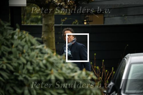 Blaricum 14 februari 2020
Marco Borsato met rode rozen bij zijn huis . Het is valentijnsdag. Er lopen meerdere werklui rond bij de villa van Marco en leontien